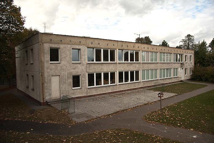Původní šedá budova mateřské školy před zateplením