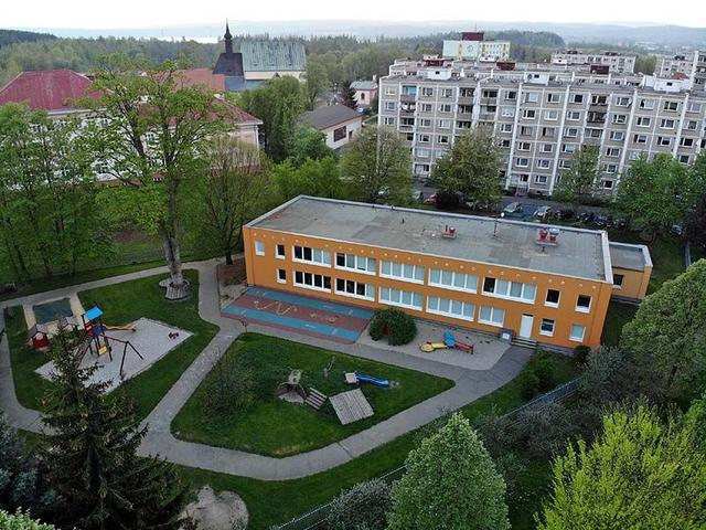Budova a zahrada shora