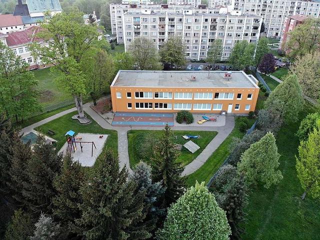 Pohled na školku od zámeckého parku