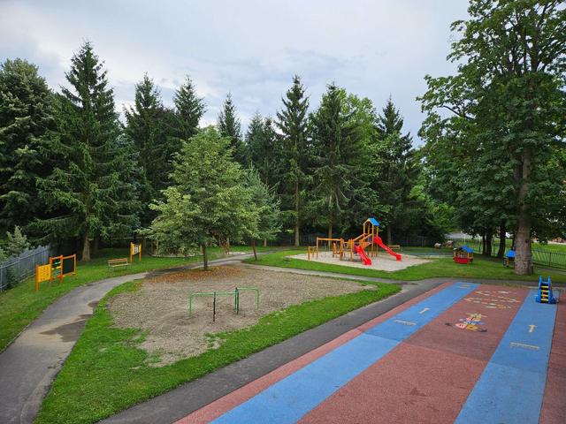 Tartanový povrch a zahrada